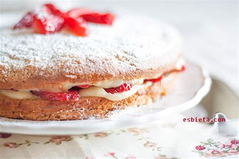 Tarta de fresas y crema pastelera al coco - Recetas de Esbieta