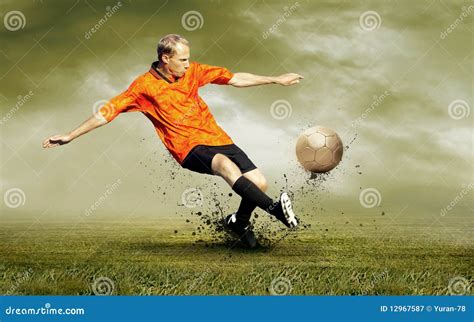 Playing Football 的图像结果