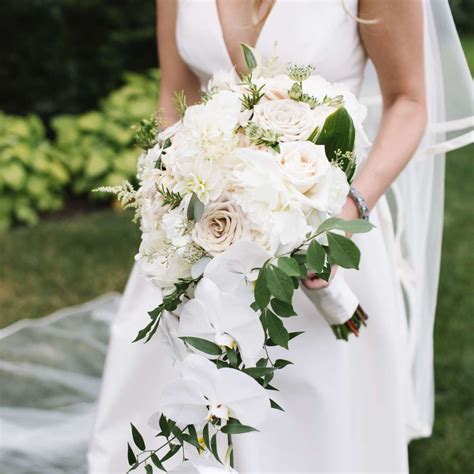 20 Stunning Cascading Bridal Bouquets