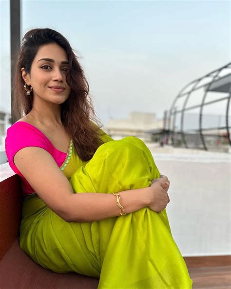 Nivetha Pethuraj : చిలకపచ్చ కోకలో నివేతా పేతురాజ్ పరువాలు.. | Tollywood ...