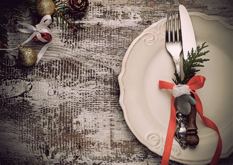 Christmas table place setting | The Orchard Life