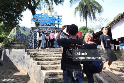 Visiting Local Communities 的图像结果