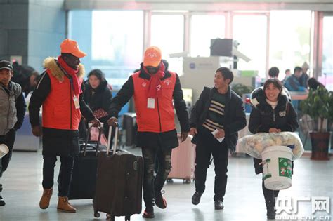 重庆：外籍留学生志愿者服务春运_央广网