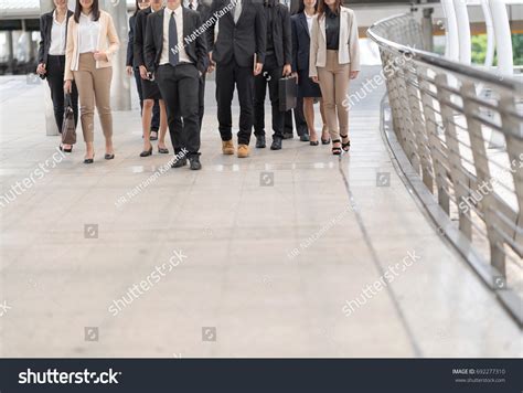Business Team Walking 的图像结果