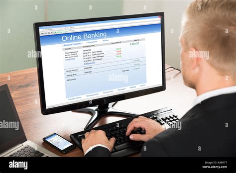 Banker Using Computer 的图像结果