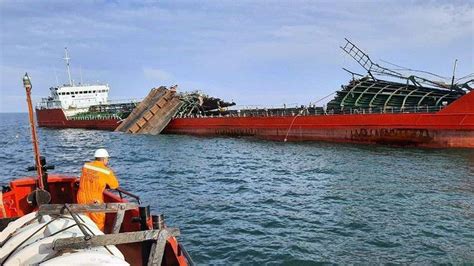 Спасатели прекратили поиск моряков с танкера в Азовском море | Новости ...