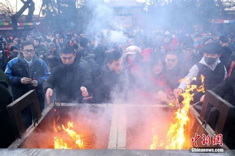 北京市民大年初一雍和宫烧香祈福_新闻频道__中国青年网