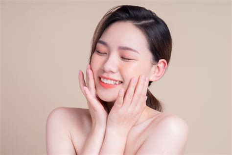 Kumkumadi Tailam Oil for Skin Whitening: Safe Natural Alternative ...