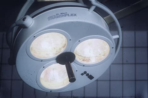 Surgical Operating Room Lights: Maintaining Sterility and Efficiency ...