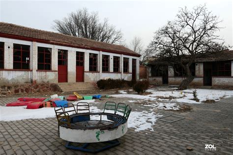 废弃学校设有单人复古木课桌的教室高清摄影大图-千库网