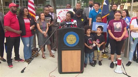 Uvalde, Texas shooting: Candlelight vigil held in Houston, Texas | khou.com