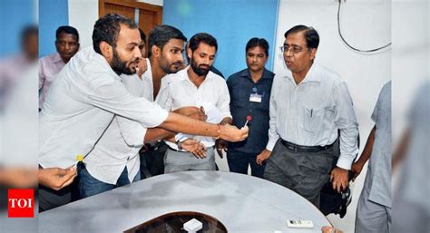 Student netas give bangles, ‘lollipops’ to MSU top brass | Vadodara ...