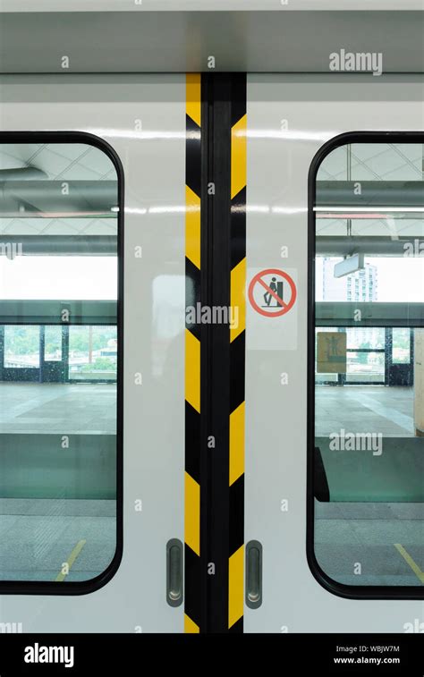 Local Train Closed-Door 的图像结果