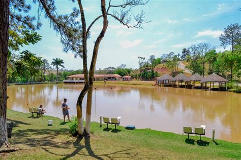 Pesca esportiva rural em Valença com lago e estrutura para pescadores