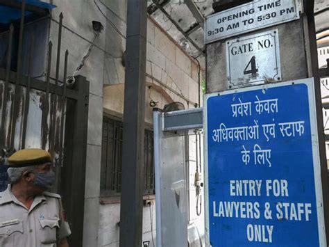 A gangster standing trial for murder was shot dead in a courtroom by 2 ...