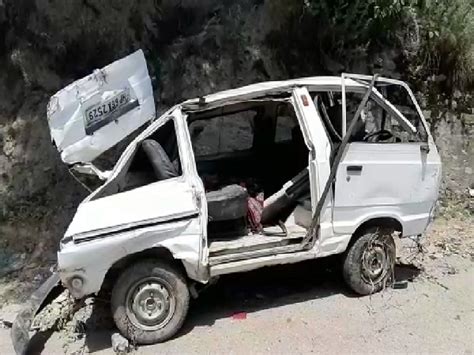 खाई में VAN के गिरते ही उड़े परखच्चे, हादसे में एक की हालत नाजुक - van ...