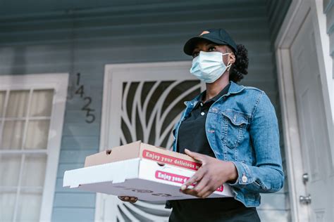 How Much Do Domino's Delivery Drivers Make? (2022 Guide)