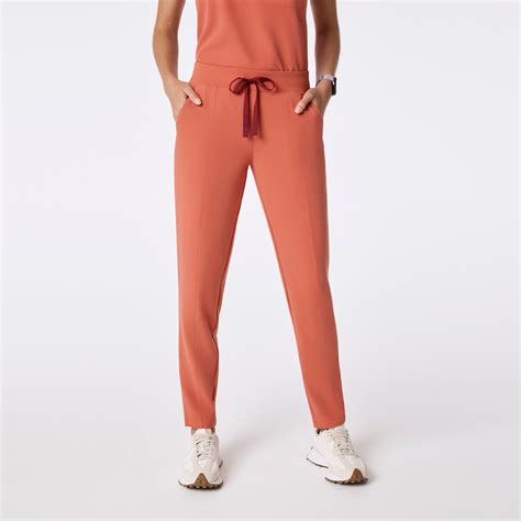 Women’s Victoria Slim Tapered Scrub Pants - Spiced Cider · FIGS