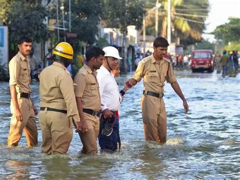 Bengaluru lake breach: Several houses flooded; cars, bikes swept away ...
