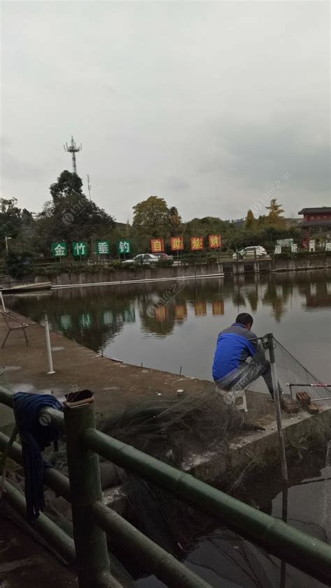 打鱼的人下午捕鱼湖里打鱼摄影图配图高清摄影大图-千库网