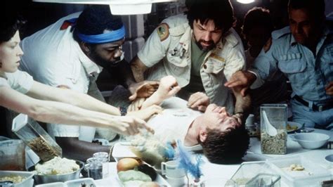 Chestburster Scene in Alien Extended 的图像结果