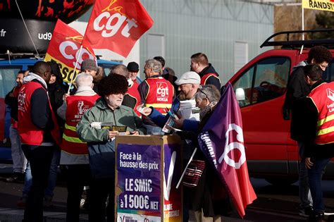 Amazon warehouse workers plan walkouts, call for strikes on Black Friday