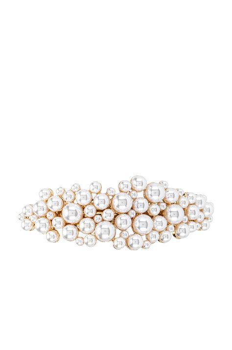 At Chanel, a case for beveled bobs, barrettes, and a return to high ...