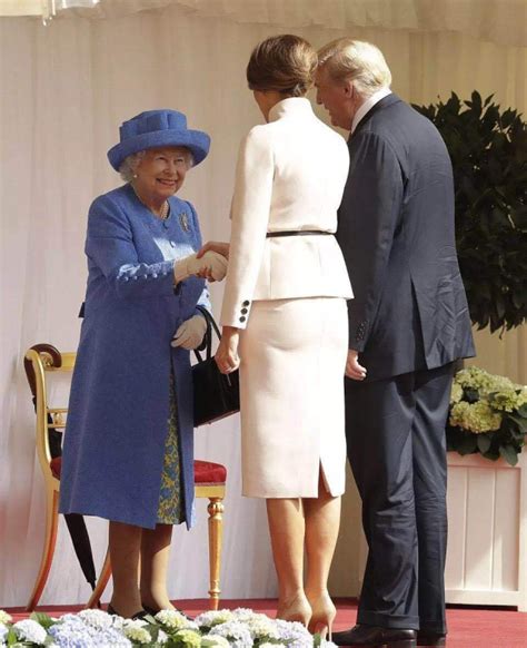 英国女王演讲时特朗普打盹，共同举杯时还拍女王肩膀