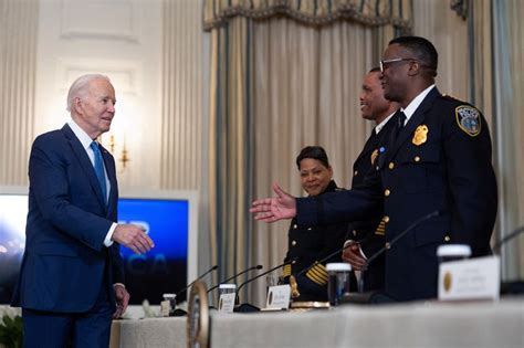 Biden meets police from Chicago, Miami as violent crime drops - 28/02 ...