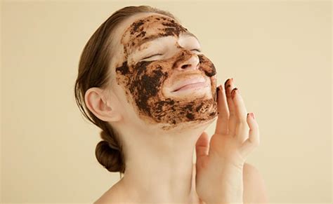चेहरे पर नजर आती है गंदगी की परत तो घर पर बनाकर लगा लीजिए ये 4 स्क्रब ...