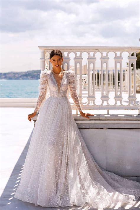 Low cut wedding dress – Artofit