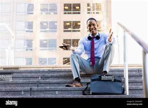 Black Man in Business Suit 的图像结果