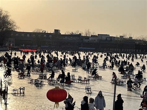北京什刹海冰场限票机制开启 游人热情不减_凤凰网