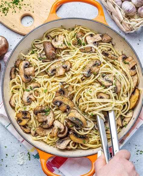 Easy Mushroom Garlic Spaghetti Recipe - Healthy Fitness Meals