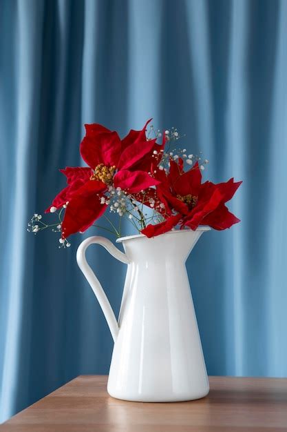 Piękna czerwona kompozycja poinsecji | Darmowe zdjęcie