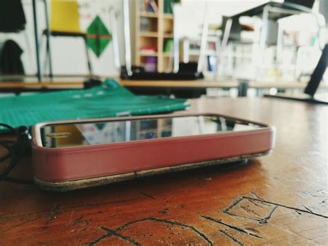 Mobile Phone On Table 的图像结果