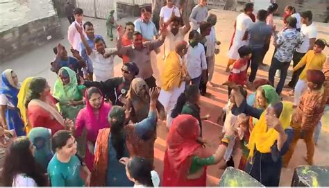 खजुराहो में देसी-विदेशी सैलानी होली के रंग में रंगे, मतंगेश्वर महादेव ...