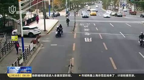 骑车不戴头盔还逃逸 女子拒不配合执法被拘留_凤凰网视频_凤凰网
