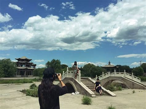 北京城市副中心景观大桥外貌初现 流水造型犹如艺术品-国际在线