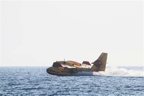 Airplane Landing on Water · Free Stock Photo