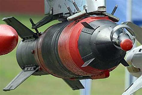 美军展示新型重磅钻地弹，意在威慑朝鲜和伊朗？|武器|美军|伊朗_新浪新闻