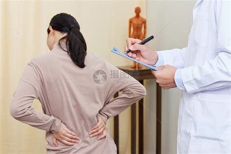 男中医为女患者的肩颈做记录高清图片下载-正版图片501808693-摄图网