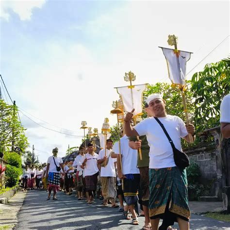 Bali Sarong Guide: Meaning, How to Wear, & Where to Buy