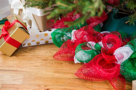 Mesh Ribbon Wreath Tutorial 的图像结果