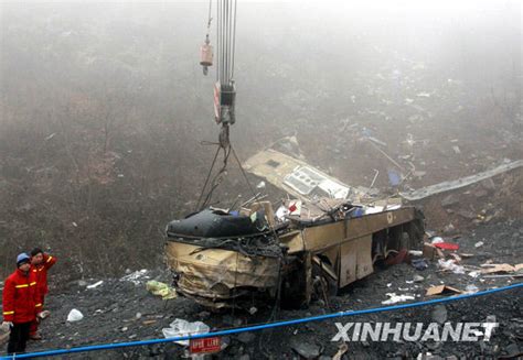 318国道湖北长阳段客车坠崖致7死19伤_滚动新闻_新浪财经_新浪网