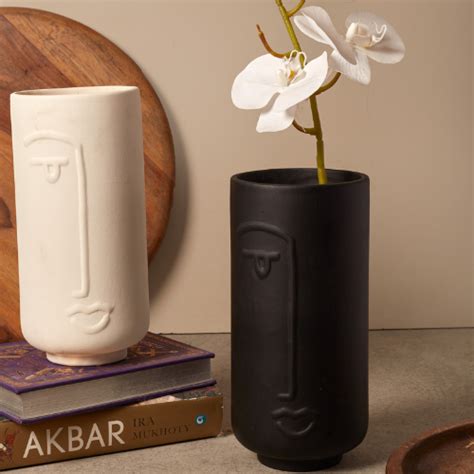 Ceramic Vase in Black – RCasa SLS Retail Supermart Pvt. Ltd.