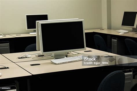 Empty Computer Shop 的图像结果