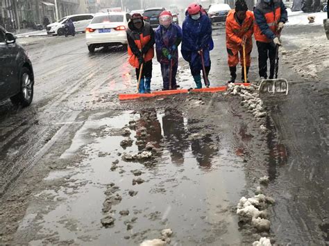 石家庄：6000余名环卫工人对主城区各路段开展清雪推水作业