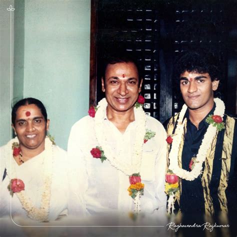 ಫೋನ್ ನಲ್ಲಿ ಮಾತನಾಡುತ್ತಿರುವ ರಾಜ್ ಕುಮಾರ್ ರ ಅಪರೂಪದ ವಿಡಿಯೋ ಹಂಚಿಕೊಂಡ ...