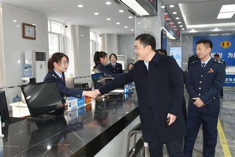 开化县委副书记、县长毛献明带队走访金融机构